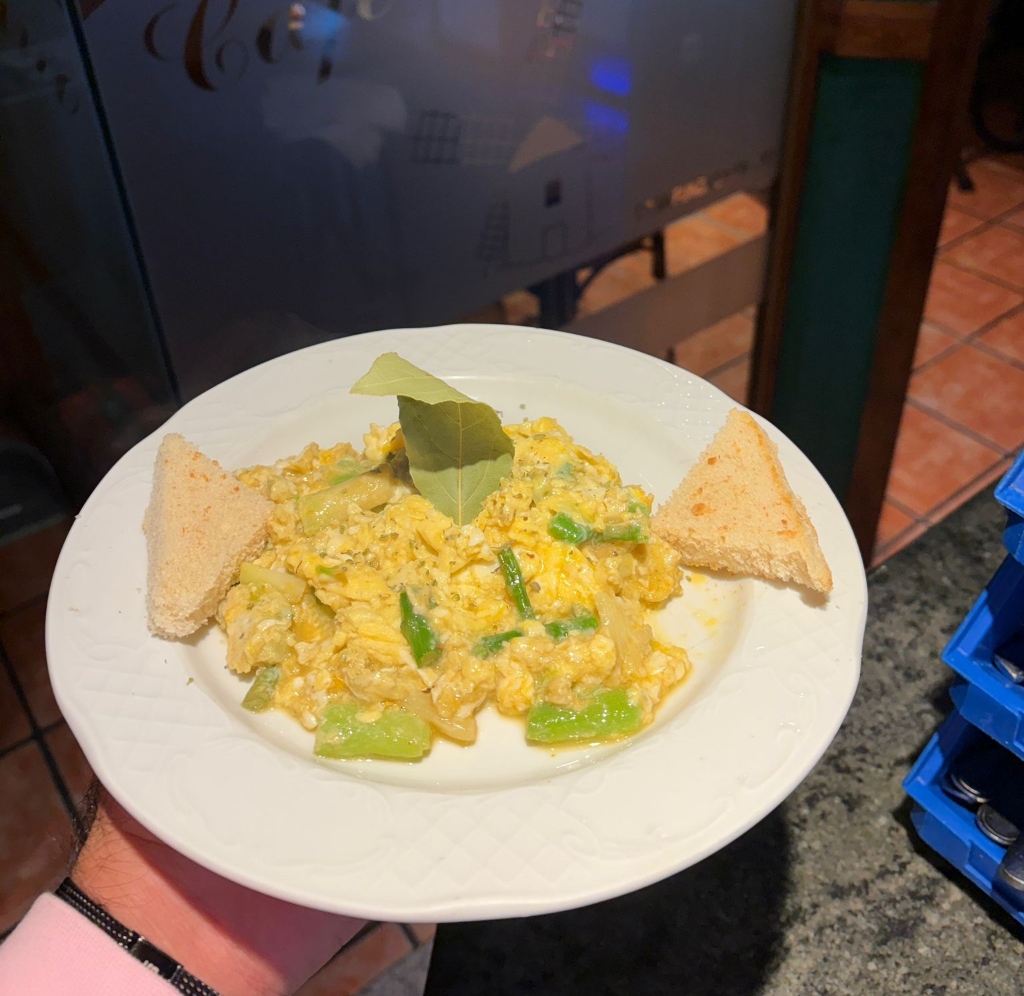 Omelette (Tortilla d ehuevo, jamón york,lechuga y tomate)