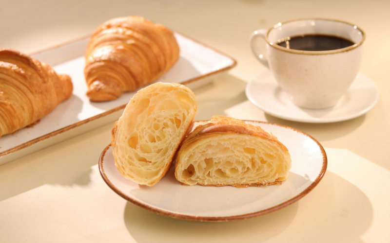 Croissant y café